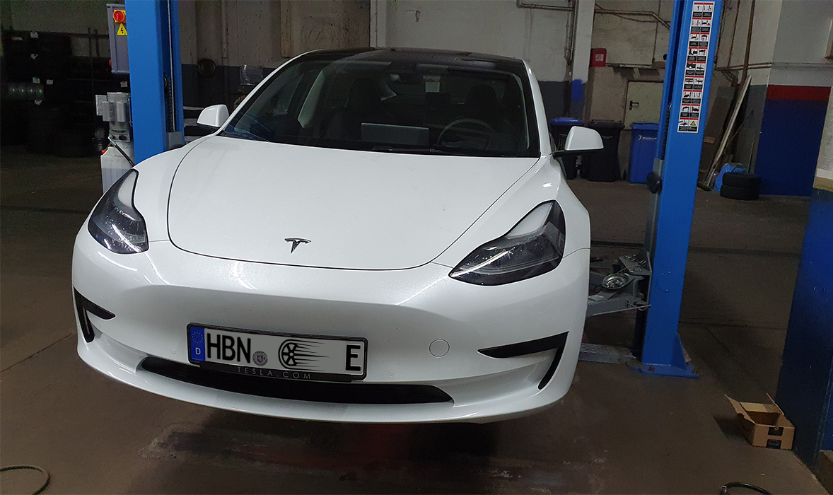 Tesla auf Hebebühne
